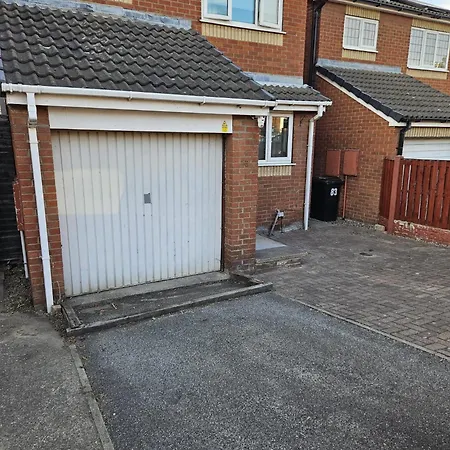 Modern 3-bed Detached House With A Double Driveway, Free Wi-fi, Garden With Playground And Bbq