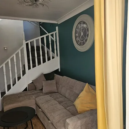 Modern 3-bed Detached House With A Double Driveway, Free Wi-fi, Garden With Playground And Bbq Λιντς