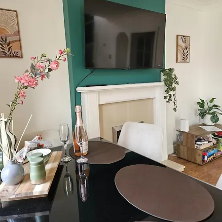 Modern 3-bed Detached House With A Double Driveway, Free Wi-fi, Garden With Playground And Bbq Σπίτι διακοπών *