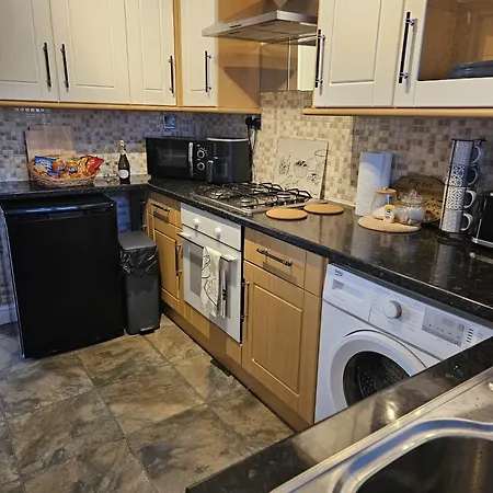 Modern 3-bed Detached House With A Double Driveway, Free Wi-fi, Garden With Playground And Bbq *