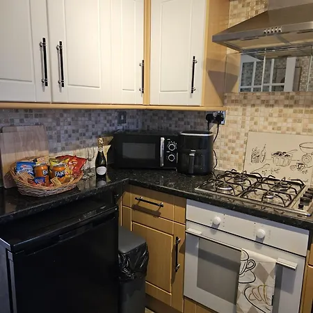Modern 3-bed Detached House With A Double Driveway, Free Wi-fi, Garden With Playground And Bbq *