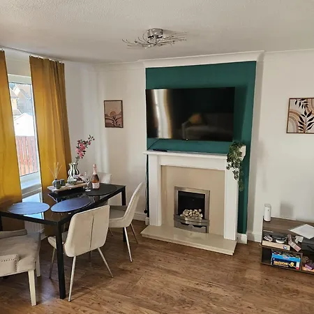 Modern 3-bed Detached House With A Double Driveway, Free Wi-fi, Garden With Playground And Bbq Σπίτι διακοπών *