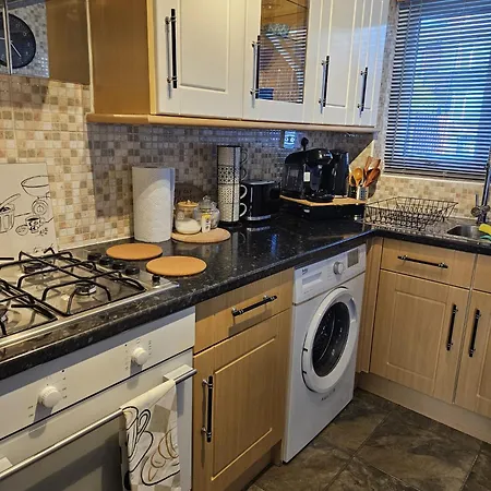 Сasa de vacaciones Modern 3-bed Detached House With A Double Driveway, Free Wi-fi, Garden With Playground And Bbq *
