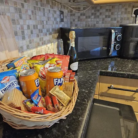 Modern 3-bed Detached House With A Double Driveway, Free Wi-fi, Garden With Playground And Bbq