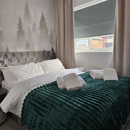 Сasa de vacaciones Modern 3-bed Detached House With A Double Driveway, Free Wi-fi, Garden With Playground And Bbq