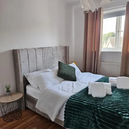 Сasa de vacaciones Modern 3-bed Detached House With A Double Driveway, Free Wi-fi, Garden With Playground And Bbq