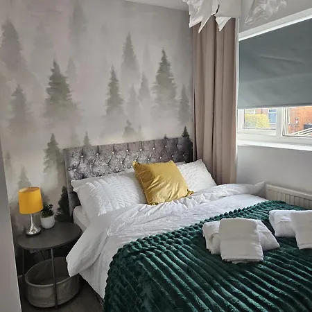 Сasa de vacaciones Modern 3-bed Detached House With A Double Driveway, Free Wi-fi, Garden With Playground And Bbq