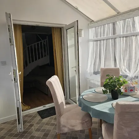 Modern 3-bed Detached House With A Double Driveway, Free Wi-fi, Garden With Playground And Bbq