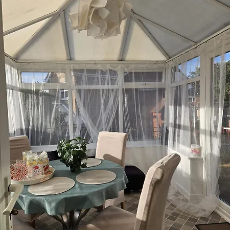 Modern 3-bed Detached House With A Double Driveway, Free Wi-fi, Garden With Playground And Bbq Σπίτι διακοπών