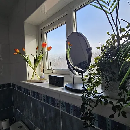 Modern 3-bed Detached House With A Double Driveway, Free Wi-fi, Garden With Playground And Bbq Λιντς