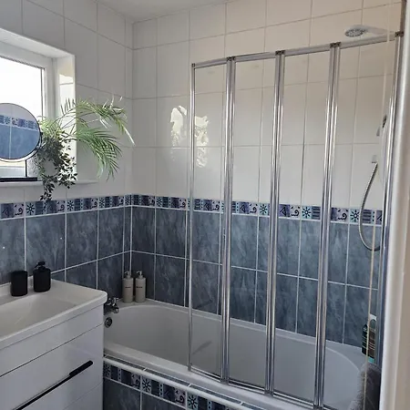 Modern 3-bed Detached House With A Double Driveway, Free Wi-fi, Garden With Playground And Bbq Σπίτι διακοπών Λιντς