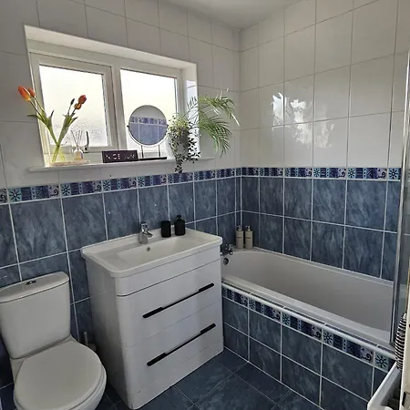 Modern 3-bed Detached House With A Double Driveway, Free Wi-fi, Garden With Playground And Bbq Σπίτι διακοπών *