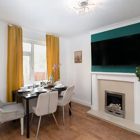 Modern 3-bed Detached House With A Double Driveway, Free Wi-fi, Garden With Playground And Bbq