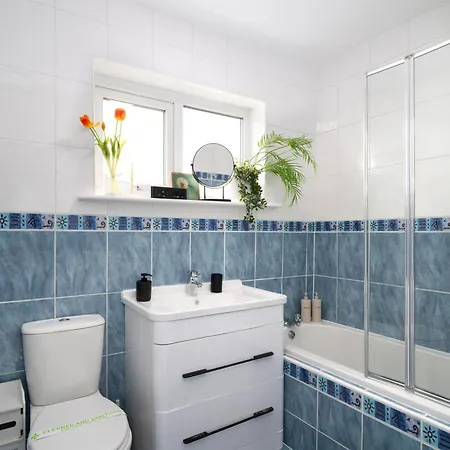 Modern 3-bed Detached House With A Double Driveway, Free Wi-fi, Garden With Playground And Bbq Holiday home Leeds (West Yorkshire)
