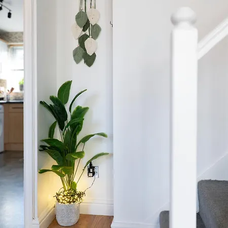 Holiday home Modern 3-bed Detached House With A Double Driveway, Free Wi-fi, Garden With Playground And Bbq Leeds (West Yorkshire)