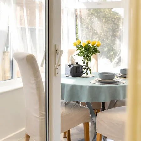Holiday home Modern 3-bed Detached House With A Double Driveway, Free Wi-fi, Garden With Playground And Bbq *