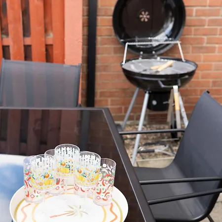 Modern 3-bed Detached House With A Double Driveway, Free Wi-fi, Garden With Playground And Bbq Leeds (West Yorkshire)