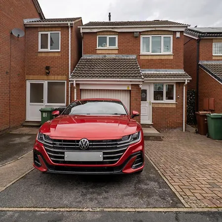 Holiday home Modern 3-bed Detached House With A Double Driveway, Free Wi-fi, Garden With Playground And Bbq *