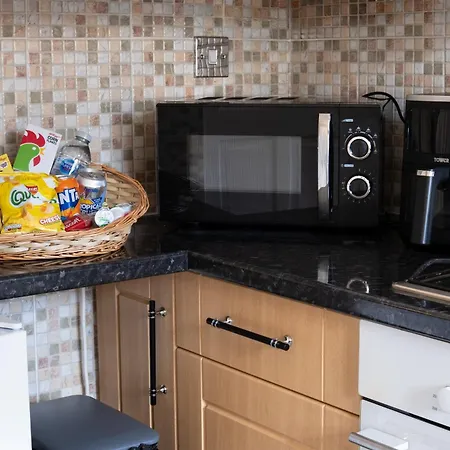 Holiday home Modern 3-bed Detached House With A Double Driveway, Free Wi-fi, Garden With Playground And Bbq Leeds (West Yorkshire)