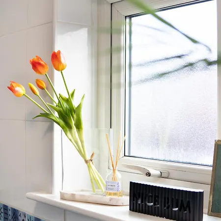 Modern 3-bed Detached House With A Double Driveway, Free Wi-fi, Garden With Playground And Bbq Leeds (West Yorkshire)