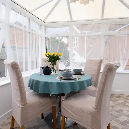 Modern 3-bed Detached House With A Double Driveway, Free Wi-fi, Garden With Playground And Bbq * Leeds (West Yorkshire)