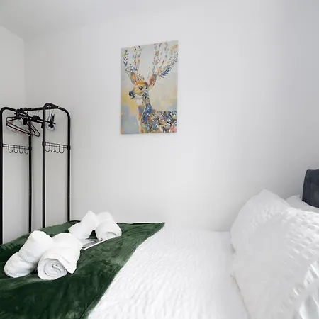 Modern 3-bed Detached House With A Double Driveway, Free Wi-fi, Garden With Playground And Bbq Holiday home Leeds (West Yorkshire)