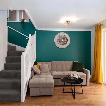 Modern 3-bed Detached House With A Double Driveway, Free Wi-fi, Garden With Playground And Bbq
