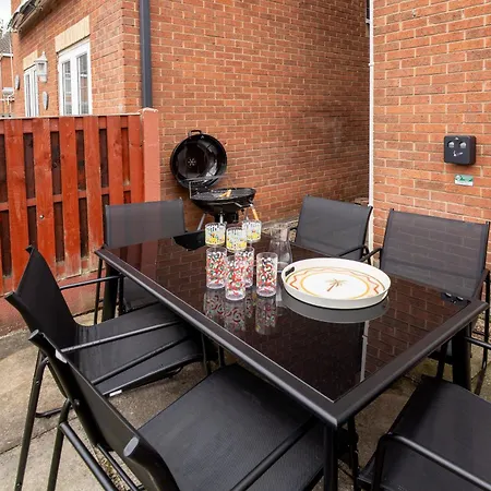 Holiday home Modern 3-bed Detached House With A Double Driveway, Free Wi-fi, Garden With Playground And Bbq *