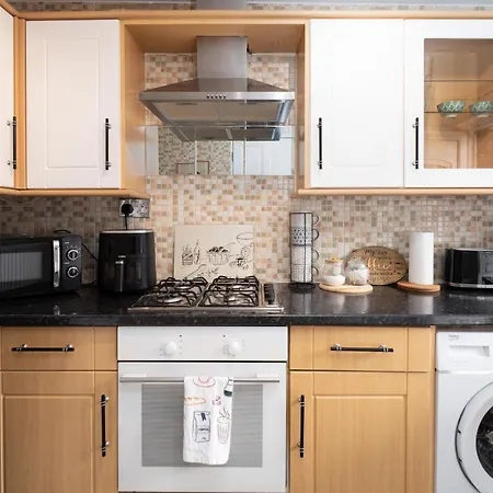 Holiday home Modern 3-bed Detached House With A Double Driveway, Free Wi-fi, Garden With Playground And Bbq