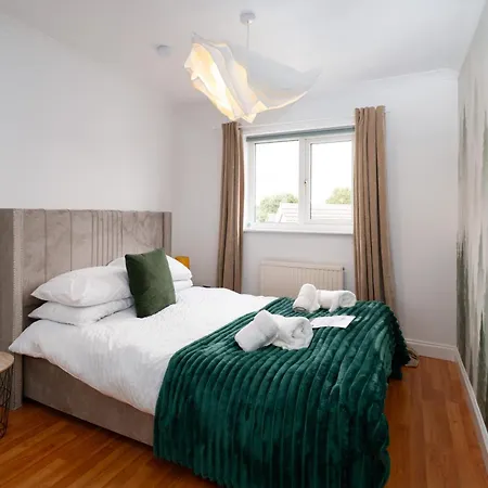 Modern 3-bed Detached House With A Double Driveway, Free Wi-fi, Garden With Playground And Bbq