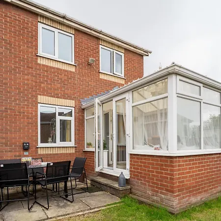 Modern 3-bed Detached House With A Double Driveway, Free Wi-fi, Garden With Playground And Bbq Holiday home *