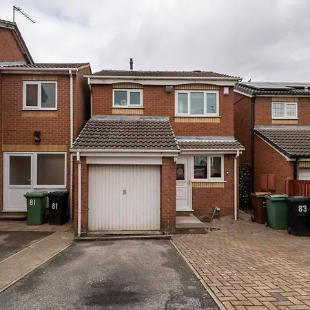Holiday home Modern 3-bed Detached House With A Double Driveway, Free Wi-fi, Garden With Playground And Bbq *