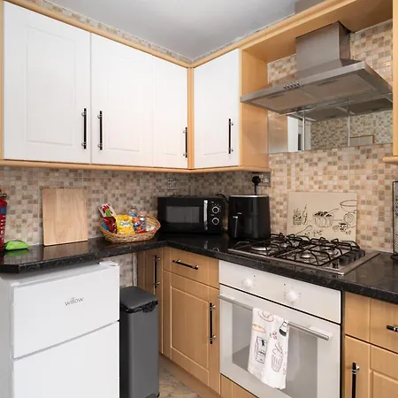 Modern 3-bed Detached House With A Double Driveway, Free Wi-fi, Garden With Playground And Bbq