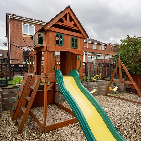 Modern 3-bed Detached House With A Double Driveway, Free Wi-fi, Garden With Playground And Bbq Holiday home Leeds (West Yorkshire)