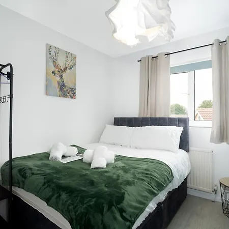 Modern 3-bed Detached House With A Double Driveway, Free Wi-fi, Garden With Playground And Bbq