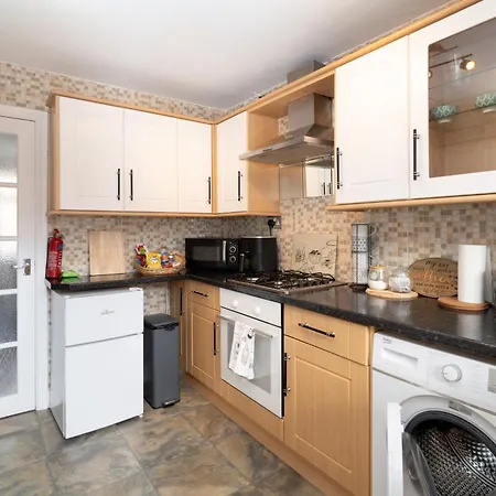 Modern 3-bed Detached House With A Double Driveway, Free Wi-fi, Garden With Playground And Bbq Holiday home *