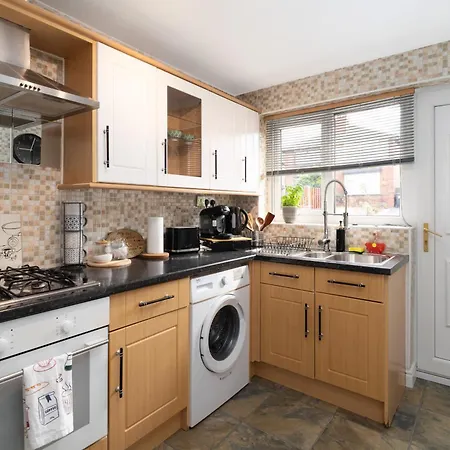 Modern 3-bed Detached House With A Double Driveway, Free Wi-fi, Garden With Playground And Bbq *
