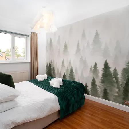 Modern 3-bed Detached House With A Double Driveway, Free Wi-fi, Garden With Playground And Bbq * Leeds (West Yorkshire)